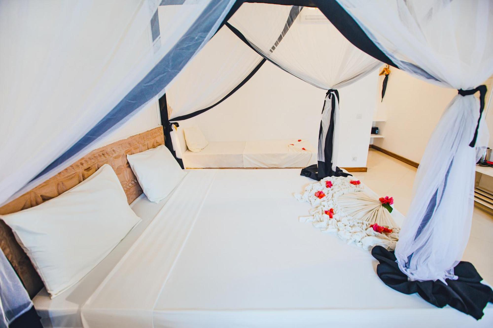 Ahg Sun Bay Mlilile Beach Hotel มาเทมวu ภายนอก รูปภาพ